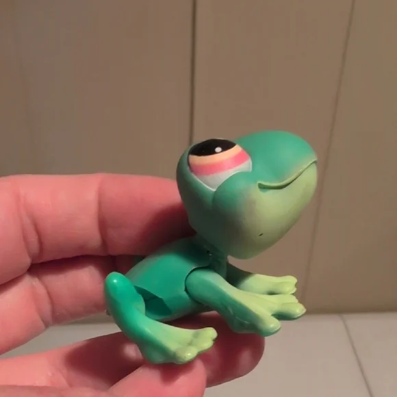 Green and Blue Reptile Figurine Set - Picture 9 of 13